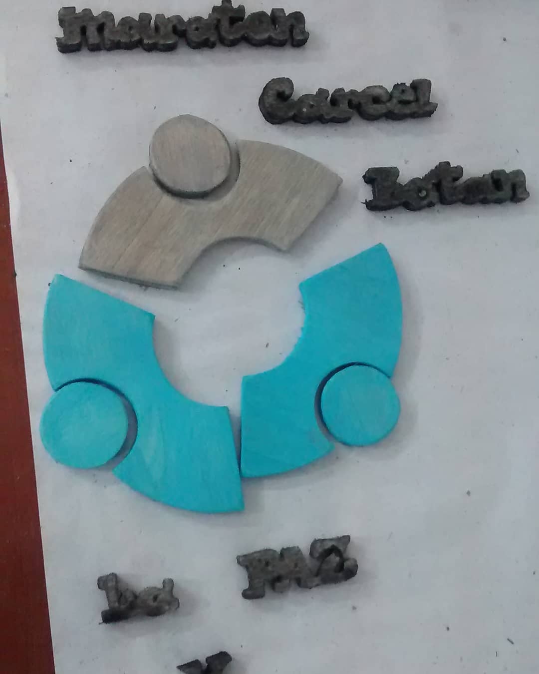 Confeccionando uno de los premios para la 1er maratón por la paz